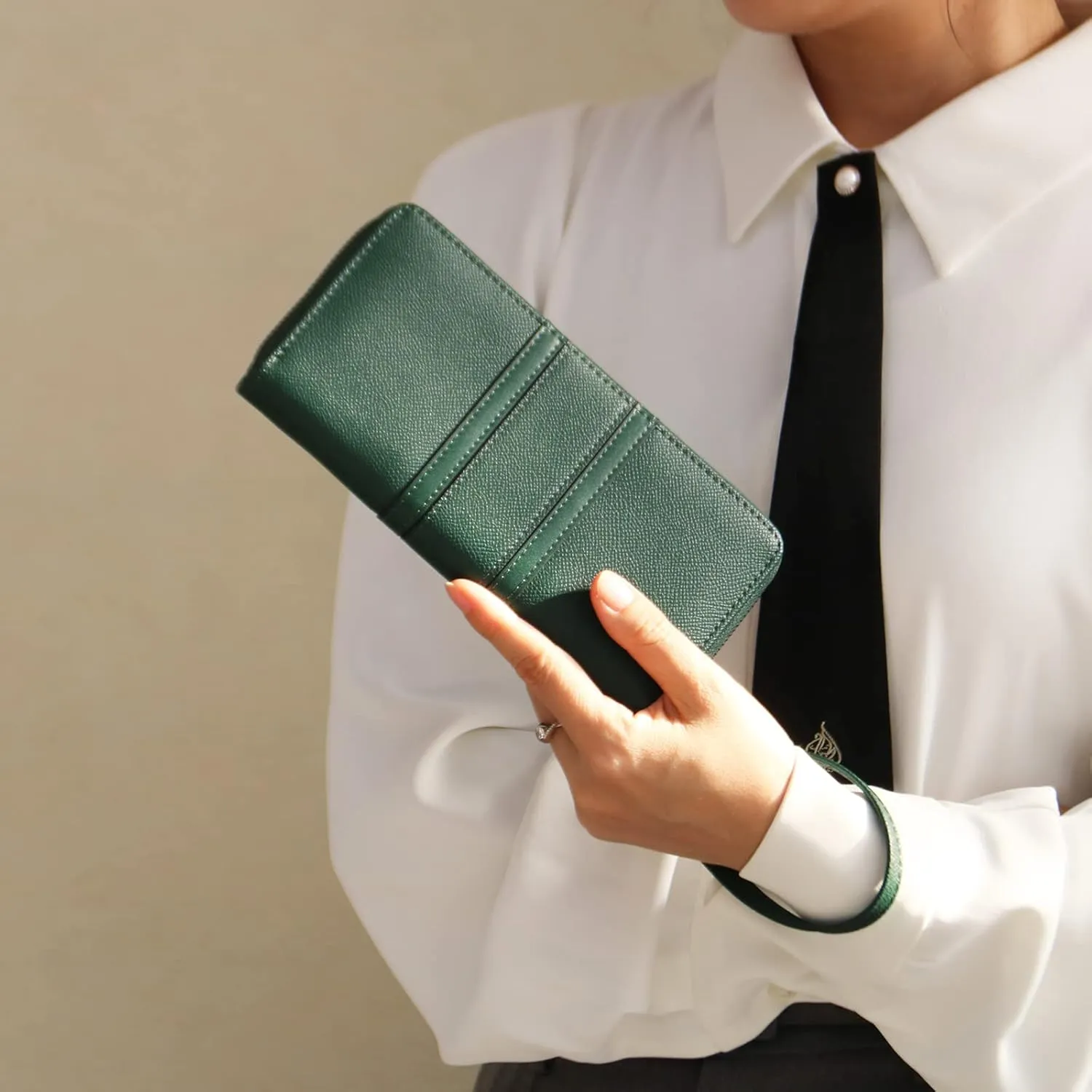 Large Capacity Wristlet Wallets for Women Zipper Wallets for Women Long Checkbook Clutch Ladies Wallets Vegan Leather with Wrist Strap (Green)